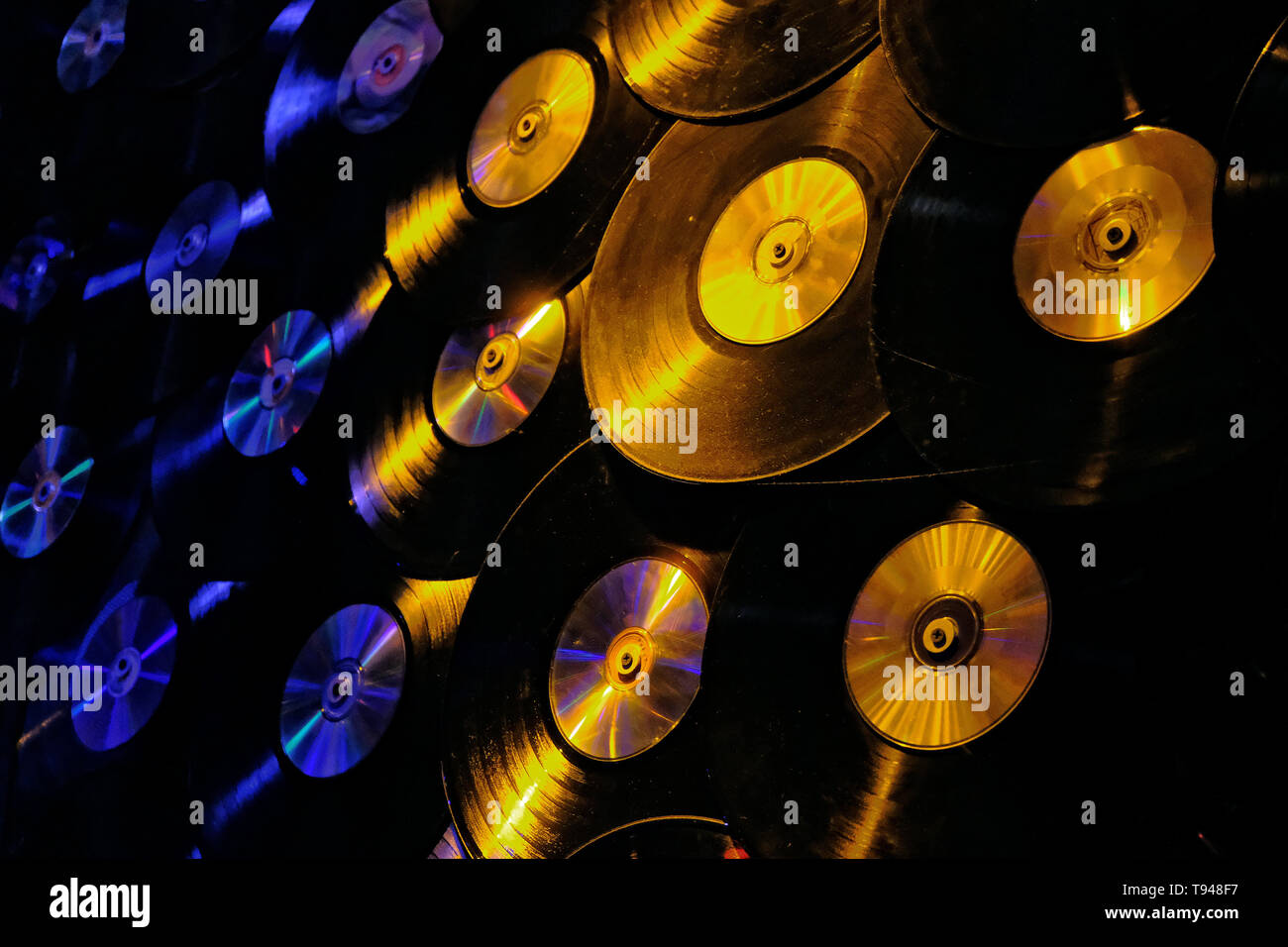 Wandverkleidung mit alten Vinyl Scheiben im Club Okie-Dokie in Neuss. Stockfoto