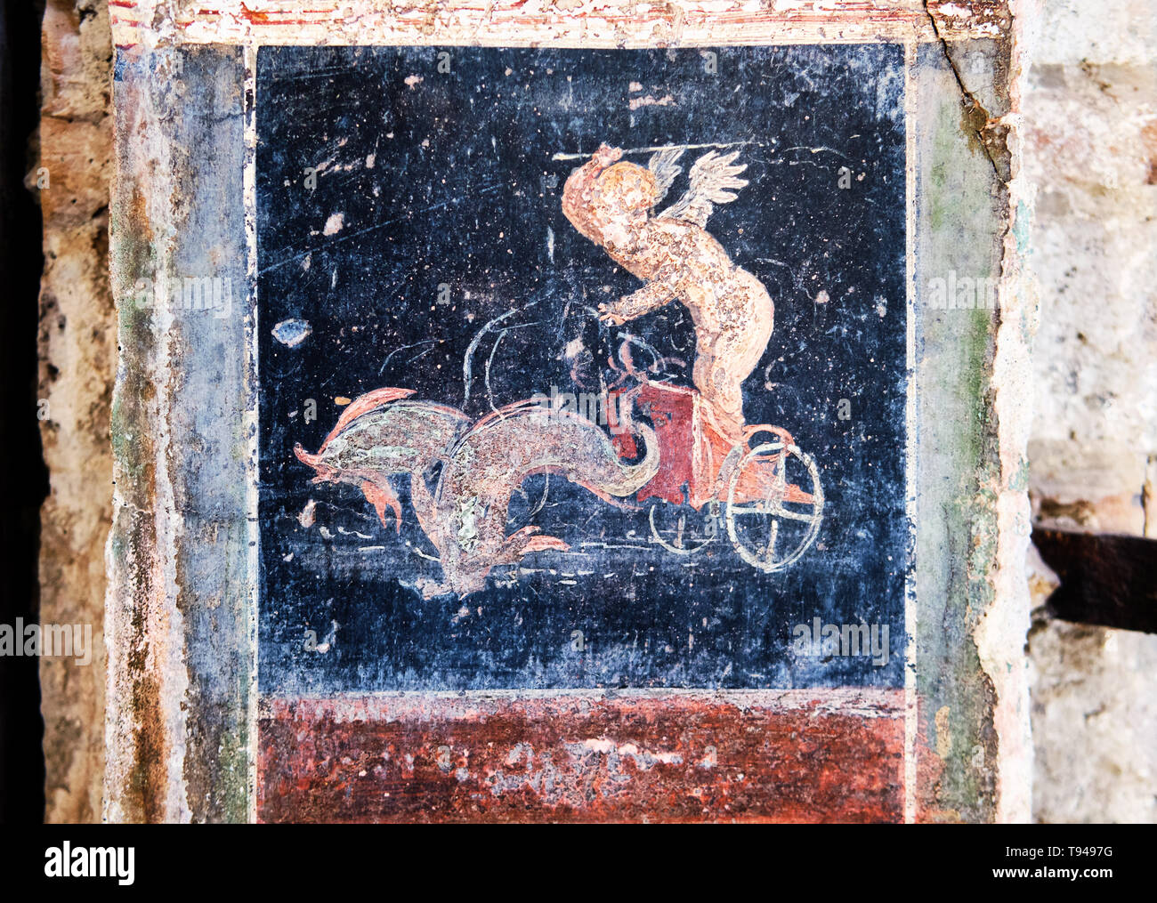 Winged Amorino führt ein Fisch-gezogenen Wagen, eine Abbildung der Göttlichkeit des antiken Rom in Pompeji. Stockfoto