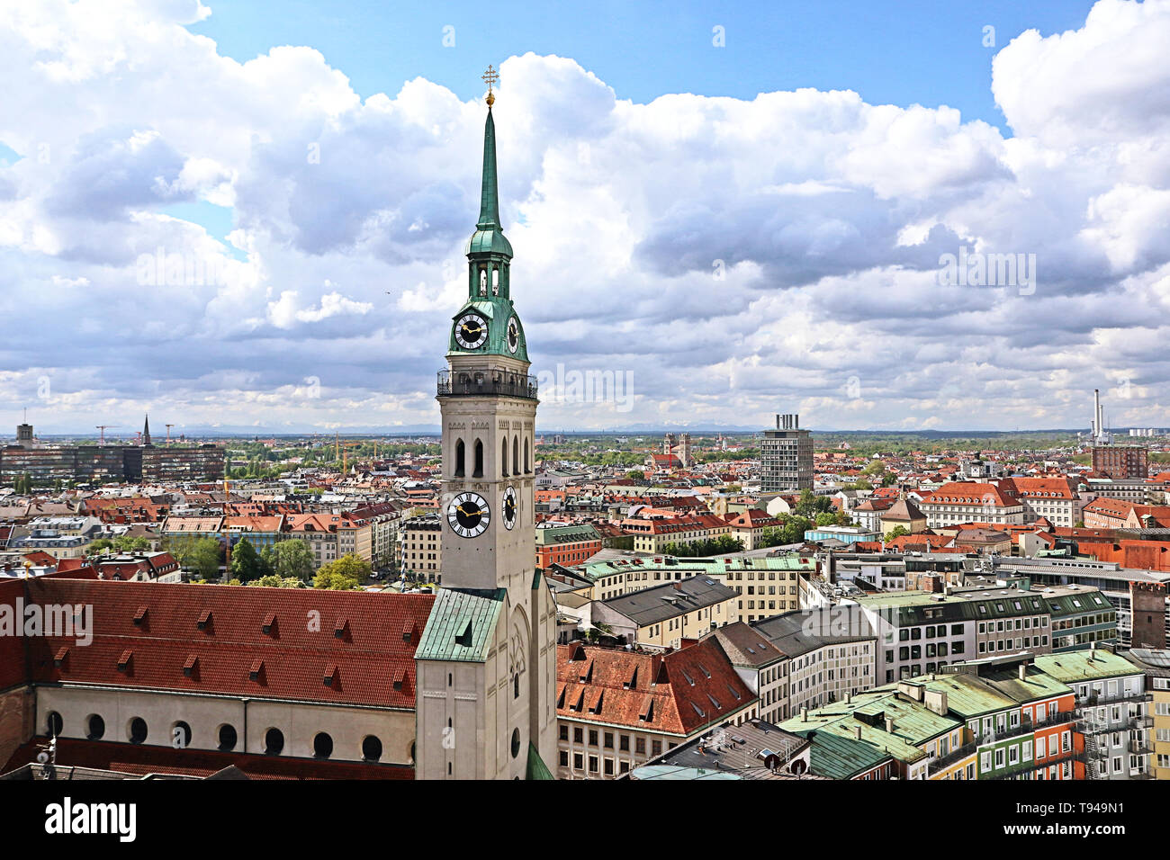 Panoramablick über München mit dem 91 Meter hohen Turm der barocken Kirche St. Peter in München, allgemein bekannt als "Alten Peter": Alte Pete Stockfoto