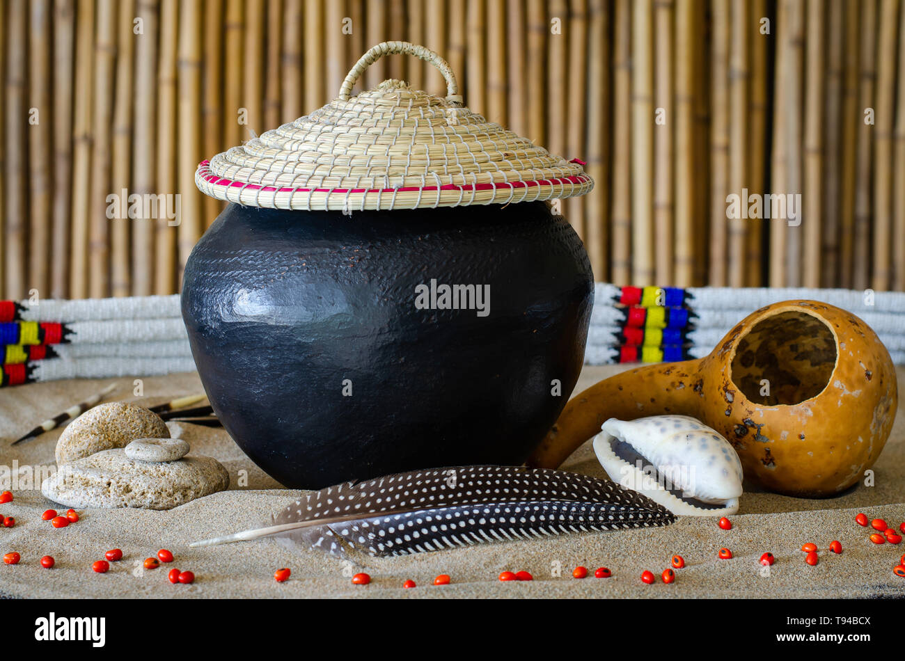 Afrikanische Bier, bezeichnet als utshwala in Zulu, aus mealie Meal gebraut und getrunken aus einem Ton Trinkgefäß ukhamba genannt. Bild: Jonathan Stockfoto