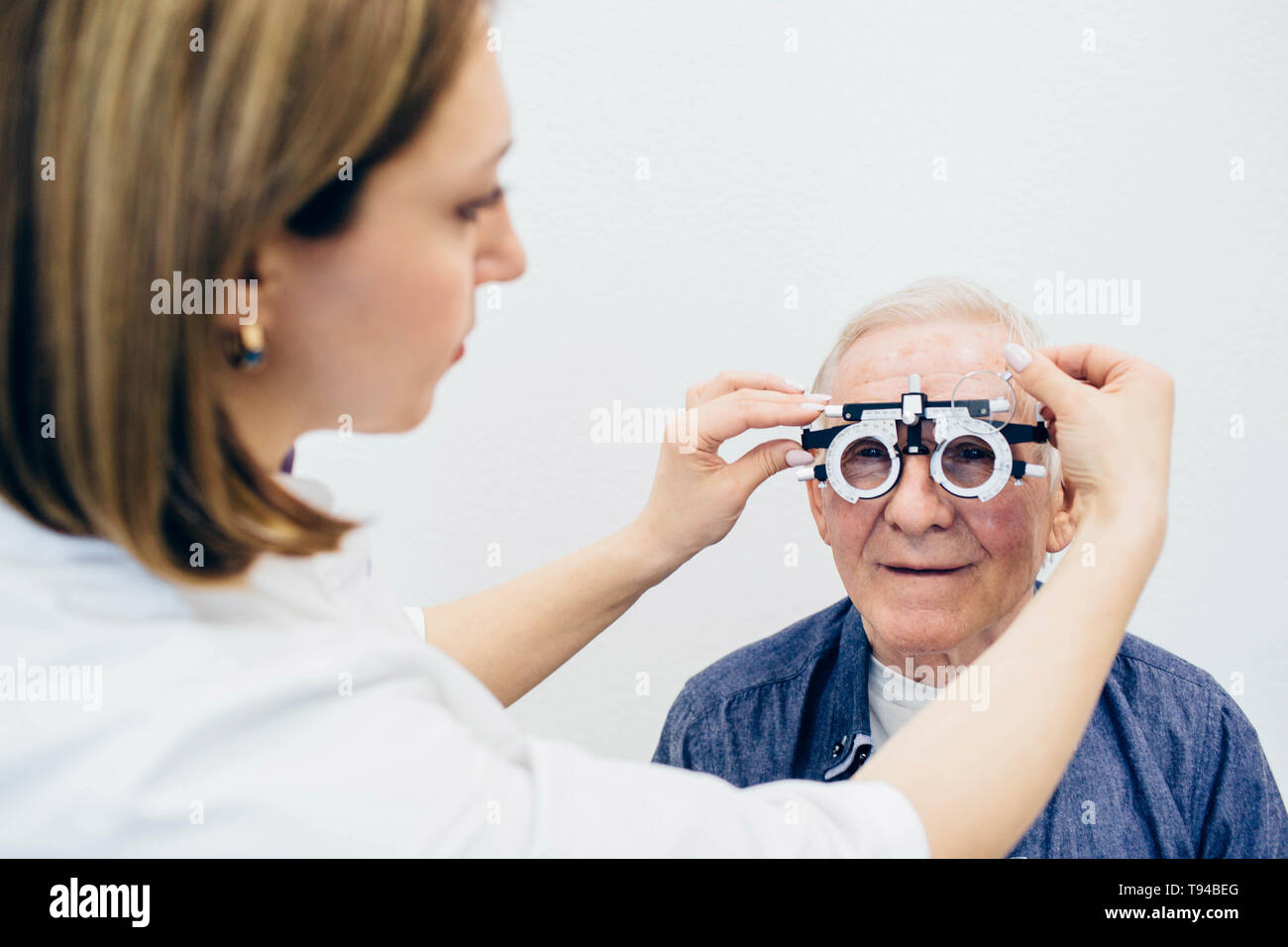 Augenarzt einen Sehtest zu einem älteren Mann. Sehbehinderung im Alter von Stockfoto