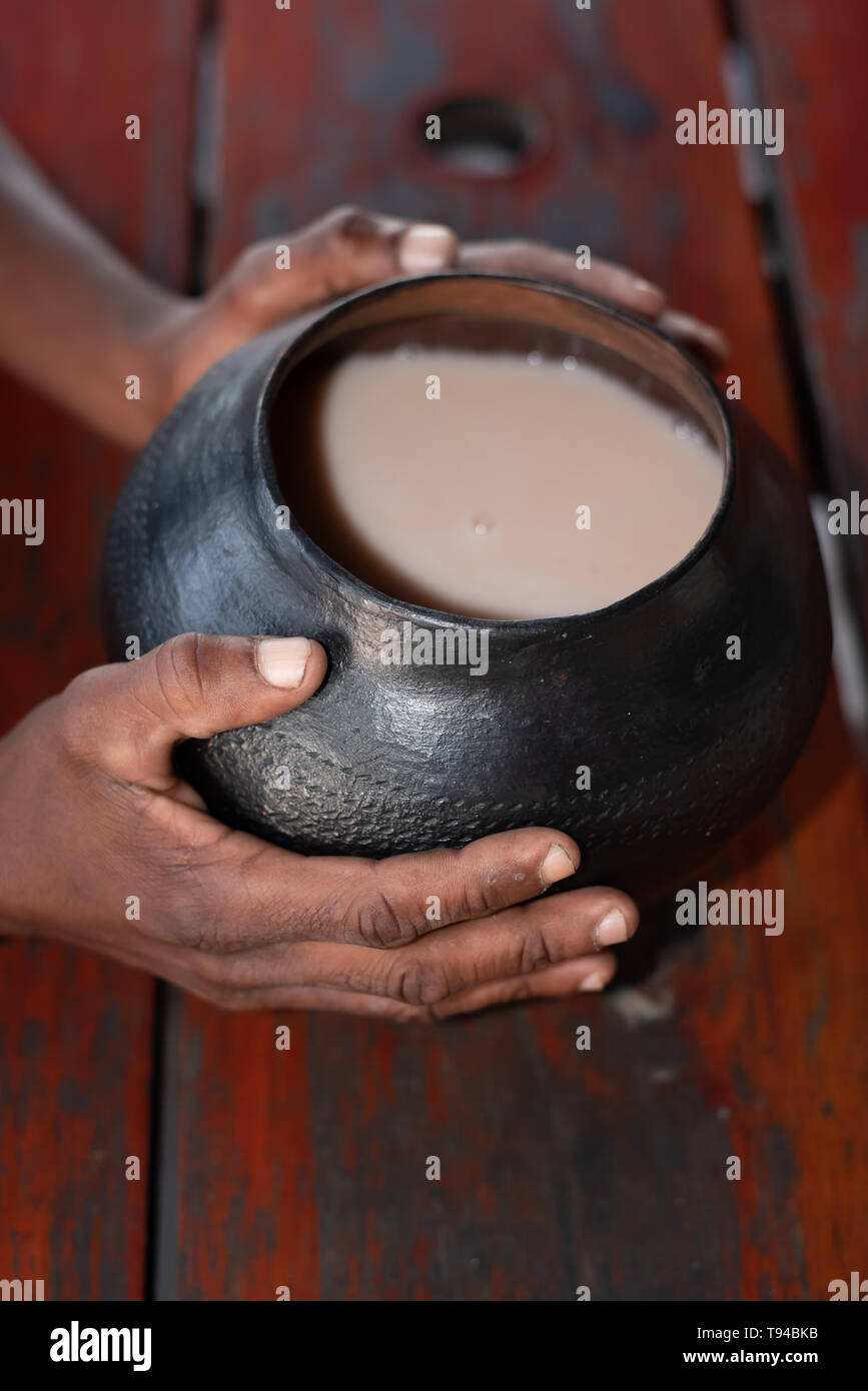 Afrikanische Bier, bezeichnet als utshwala in Zulu, aus mealie Meal gebraut und getrunken aus einem Ton Trinkgefäß ukhamba genannt. Stockfoto