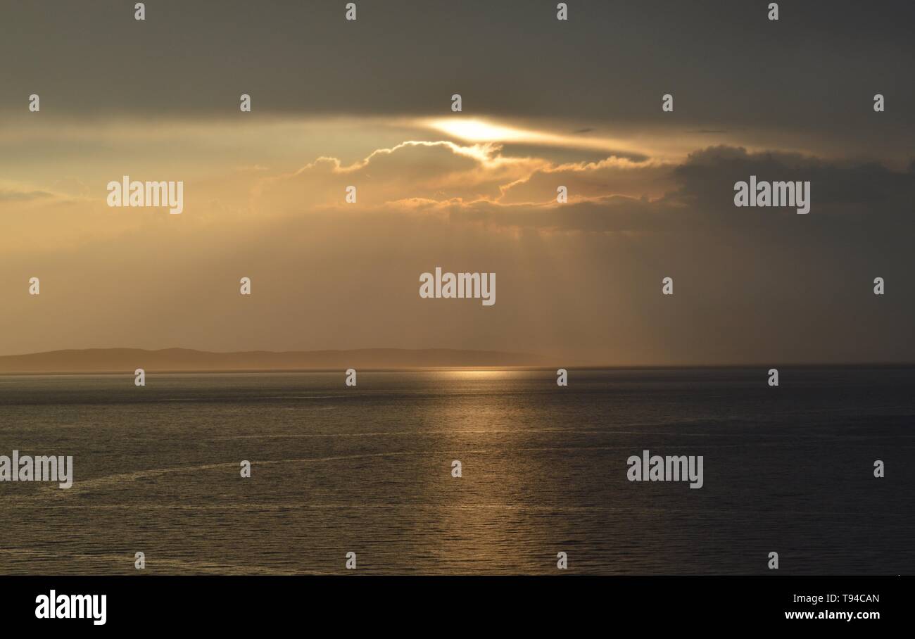 Sonnenstrahlen scheint durch Gewitterwolken an der Adria, Kroatien Stockfoto