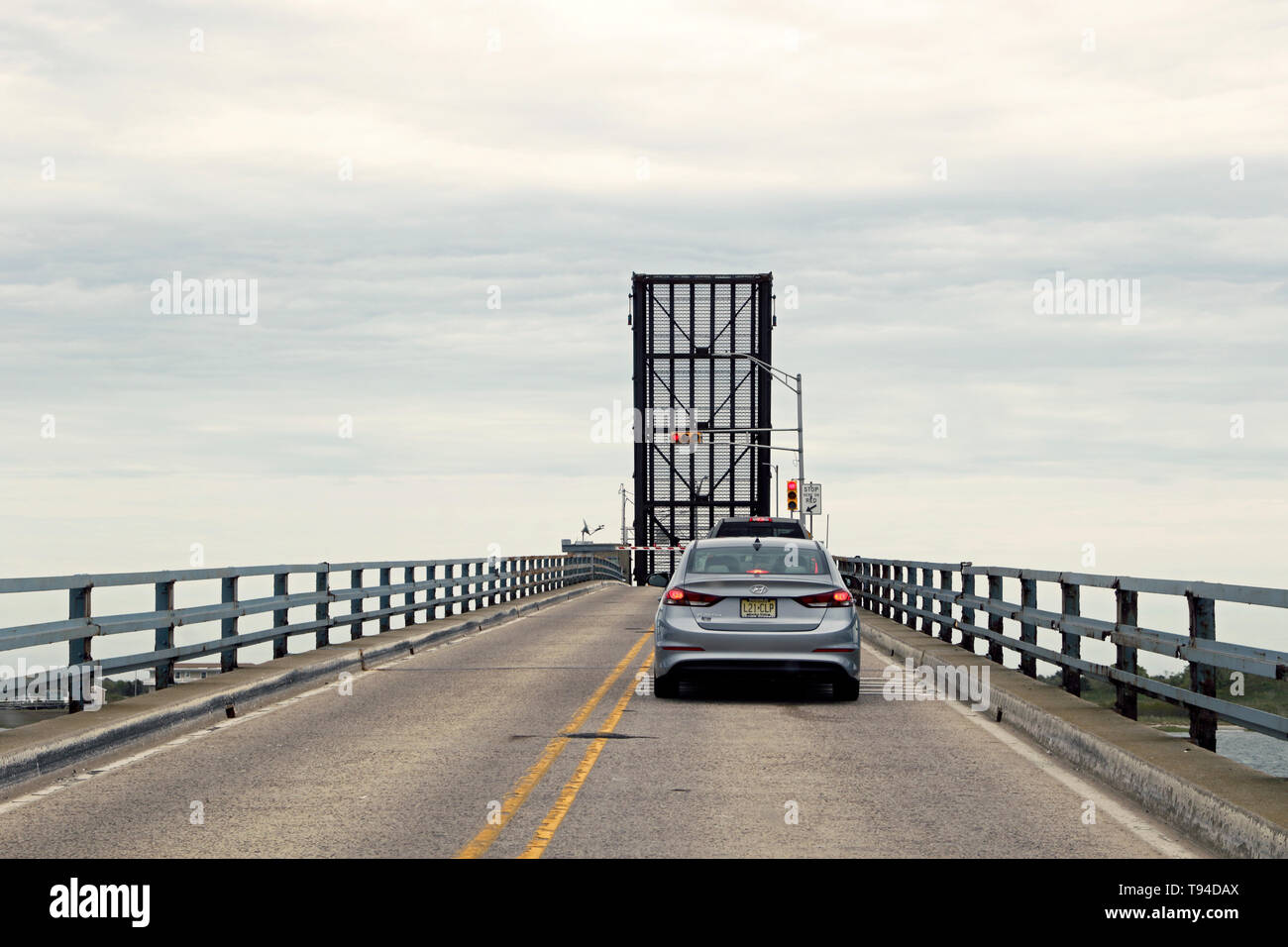 Eine Zugbrücke in der Position oben am Ocean Drive zwischen Wildwood Crest und Cape May, New Jersey, USA Stockfoto