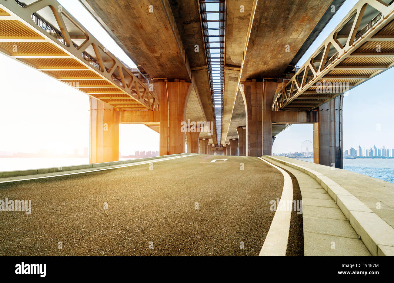 Straßen und Brücken, dreidimensionale Verkehr in modernen Städten. Stockfoto