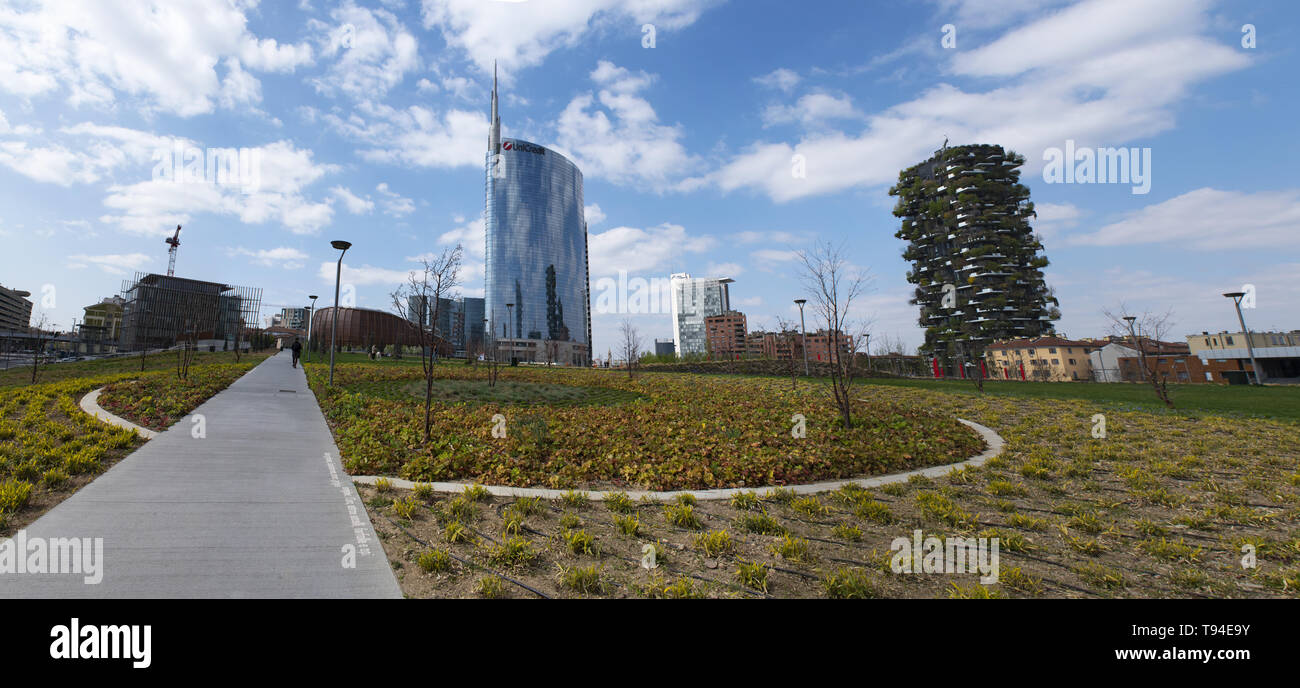 Mailand: Biblioteca degli Alberi, Bibliothek der Bäume, neuen öffentlichen Park mit Unicredit Pavilion Unicredit Wolkenkratzer und Bosco Verticale (vertikale Wald) Stockfoto