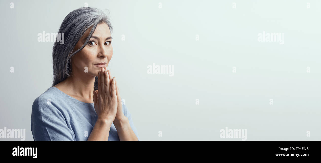 Reifen asiatische Frau zu beten auf weißem Hintergrund Stockfoto
