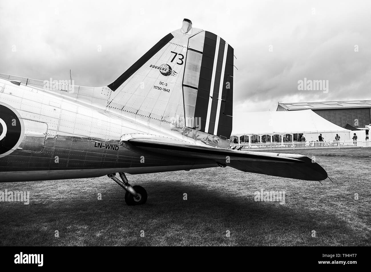 Ein 1942 Douglas C 53 Dakota am Static Display in Goodwood Revival 2017 Stockfoto