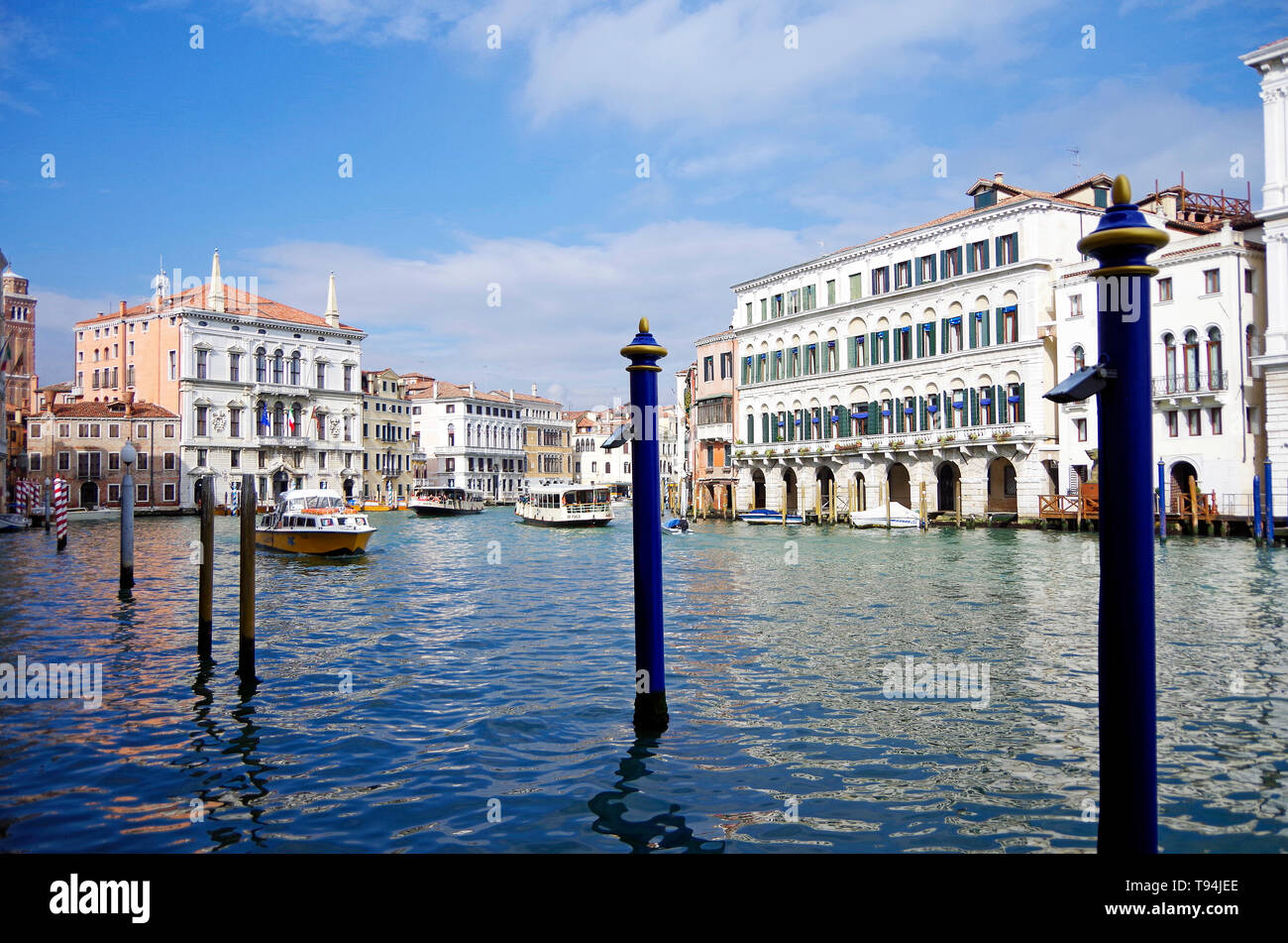 Ein Blick auf den Canal Grande die am deutlichsten, die wichtigsten Palazzi gesehen sind der Palazzo Balbi auf der linken und dem Palazzo Moro-Lin auf der rechten Seite. Stockfoto