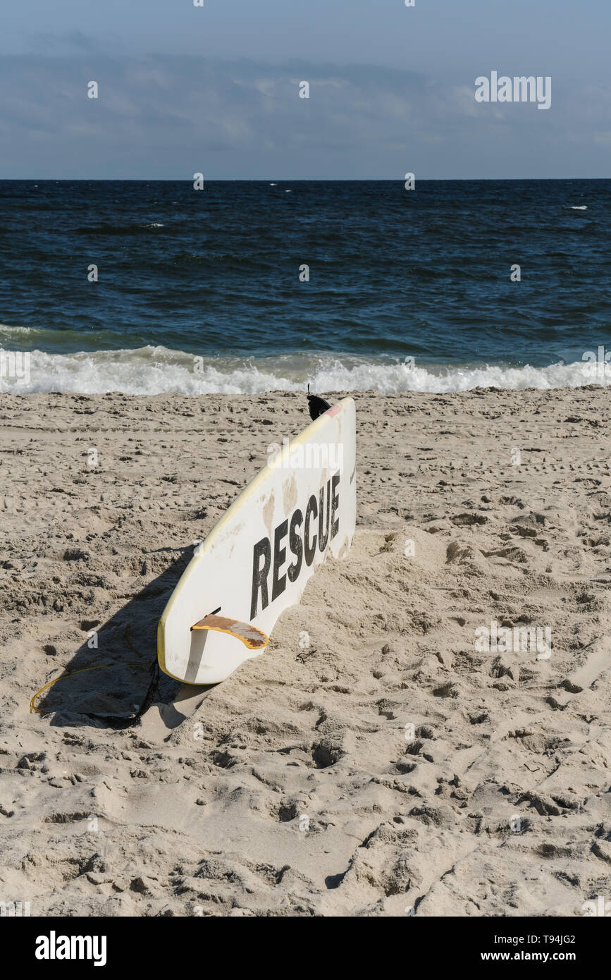 Rescue Surfboard am Strand in der Sonne Stockfoto