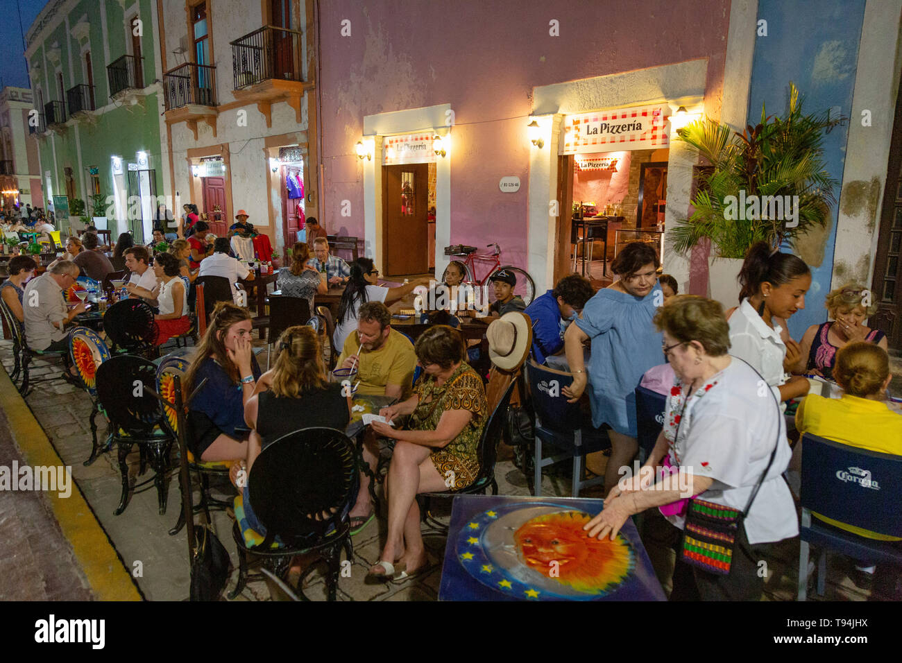 Mexiko Reisen - Touristen und Einheimische Essen außerhalb in einem Straßencafe, Altstadt von Campeche, Campeche Mexiko Lateinamerika Stockfoto