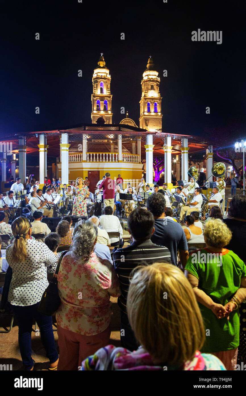 Altstadt von Campeche Mexiko - außerhalb der Straße Musik auf dem zentralen Platz bei Nacht, Campeche UNESCO Weltkulturerbe, Campeche Mexiko Mittelamerika Stockfoto