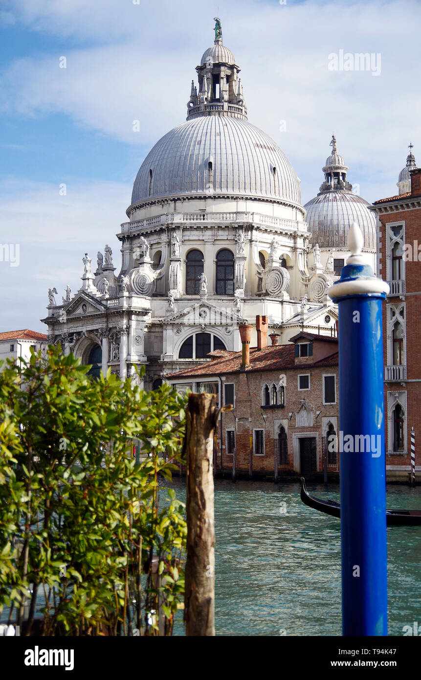 Dome der barocken Kirche Santa Maria della Salute aus über den Canal Grande gesehen Stockfoto