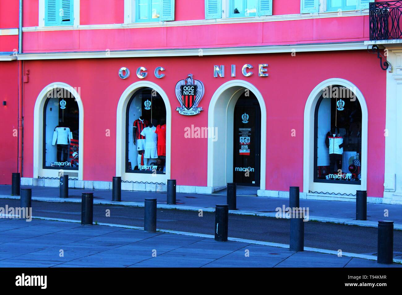 Die Souvenir- und Merchandise Club Shop für den OGC Nizza (Nice FC) Ligue 1 französische Fußballmannschaft. Stockfoto