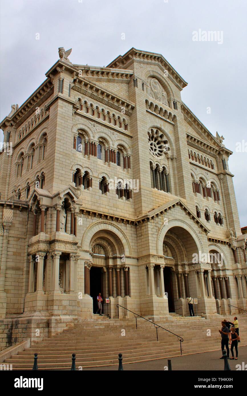 Monaco, Frankreich - 25. Oktober 2018: Touristen außerhalb der vorderen Stoßfänger der Römisch-katholischen St.-Nikolaus-Kirche. Stockfoto