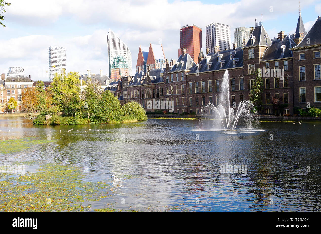 Der Binnenhof, dem Zentrum der niederländischen Regierung & Parlament, eines der ältesten Gebäude des Parlaments immer noch in Gebrauch, mit Wolkenkratzern hinter Stockfoto