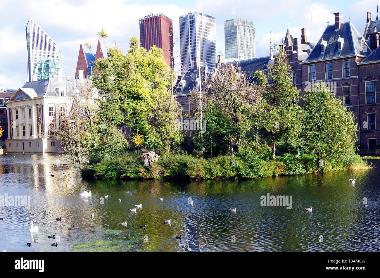 Der Binnenhof, dem Zentrum der niederländischen Regierung & Parlament, eines der ältesten Gebäude des Parlaments immer noch in Gebrauch, mit Wolkenkratzern hinter Stockfoto