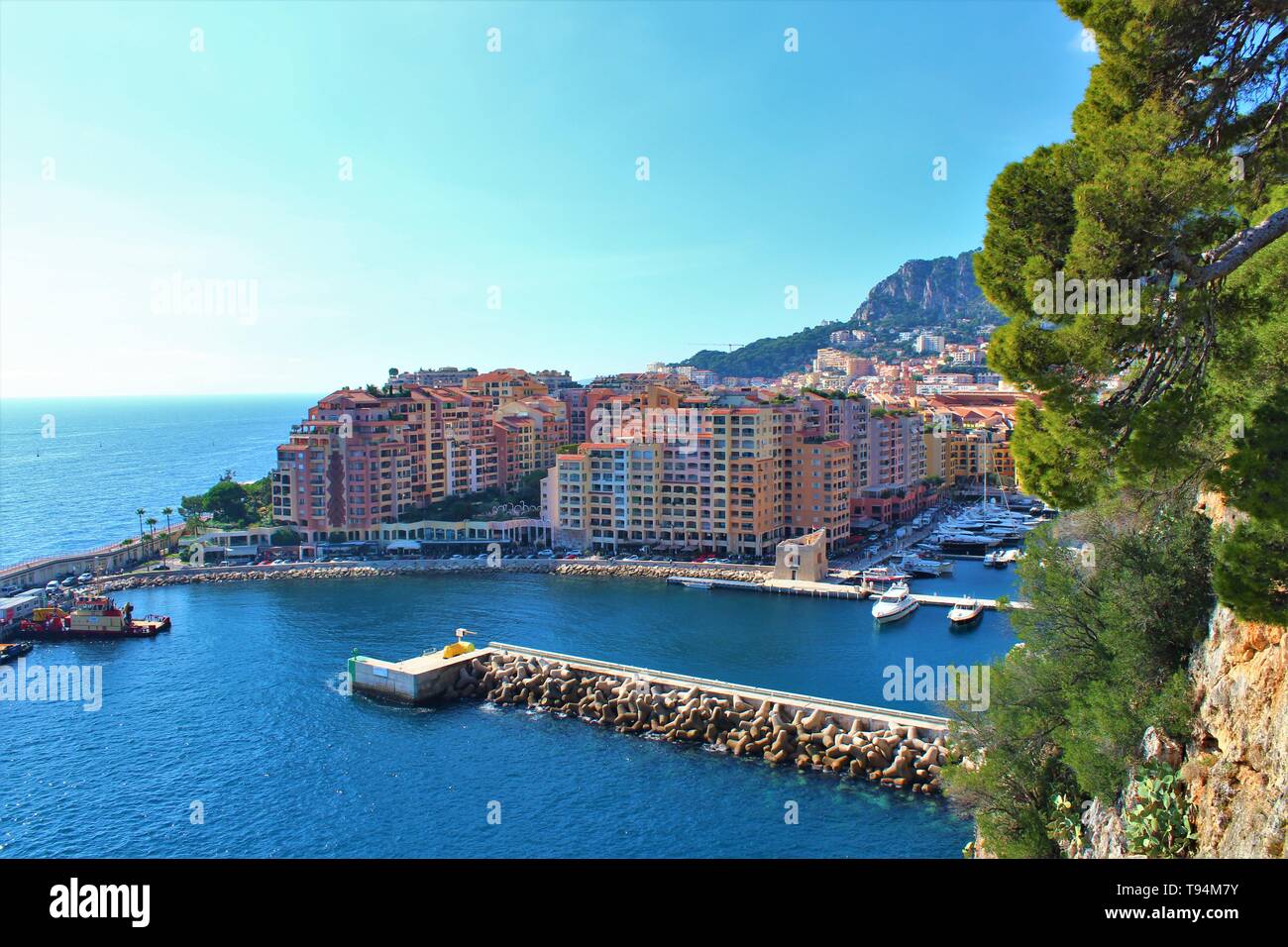 Querformat mit Blick auf den Hafen von Fontvieille im Französischen Fürstentum Monaco. Stockfoto