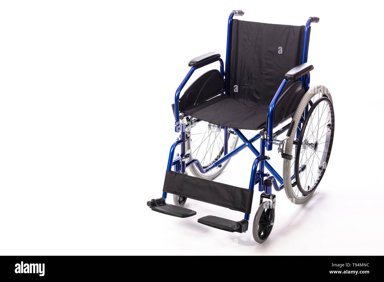 Rollstühle für Behinderte auf einem weißen Hintergrund der Vorderansicht Stockfoto