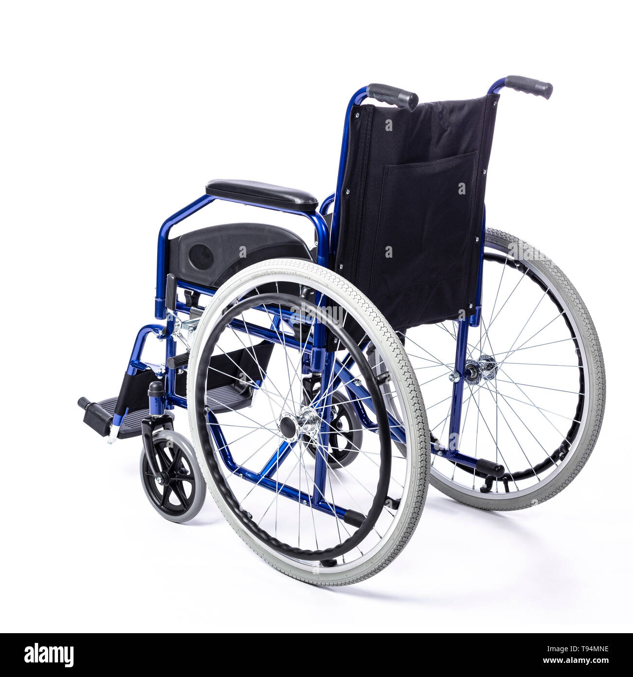 Rollstühle für Behinderte auf weißem Hintergrund Rückansicht Stockfoto