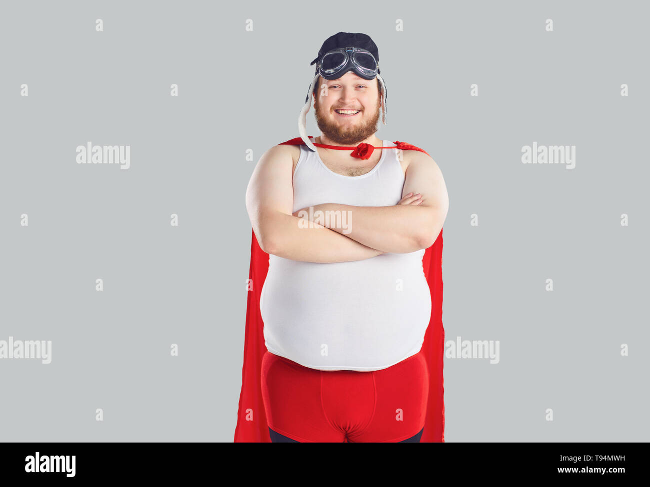 Funny fat man in einen Superhelden Kostüm Stockfoto