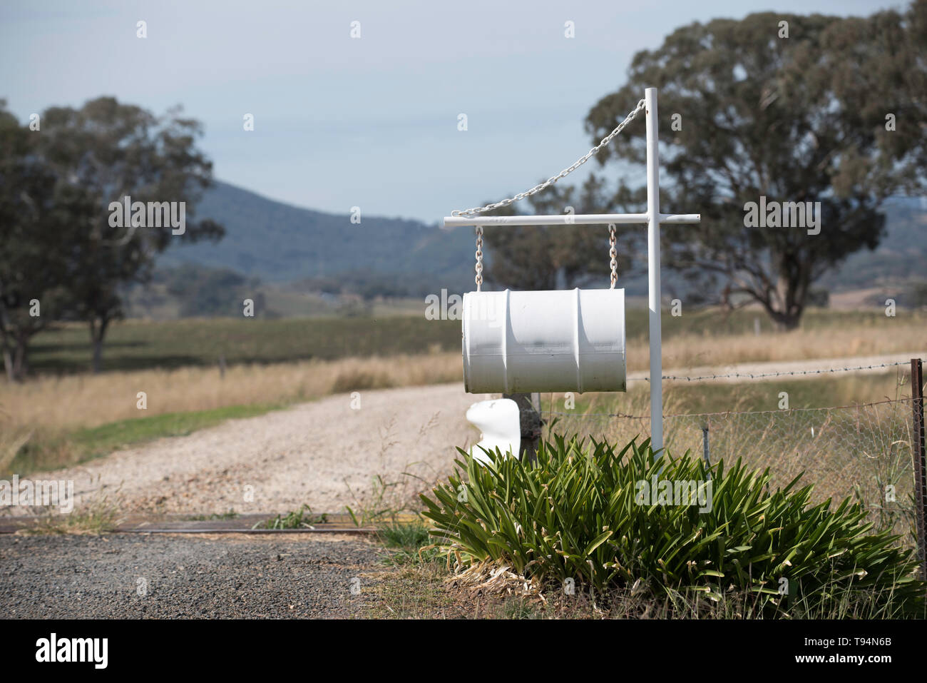 Ein altes Ölfass ist in einen großen Briefkasten am Eingang zu einem  ländlichen Anwesen im Norden Westen von New South Wales, Australien  umgewandelt Stockfotografie - Alamy