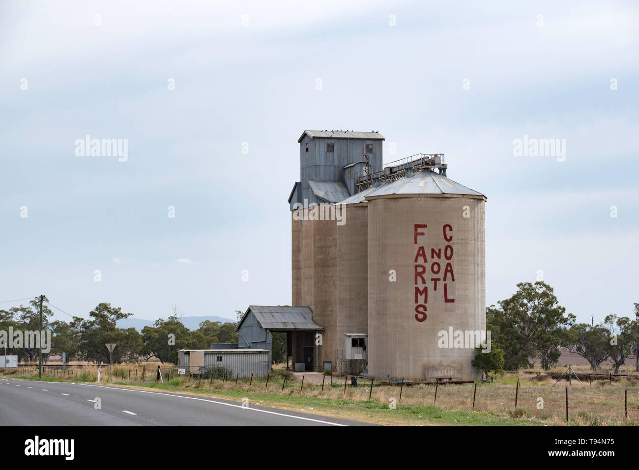 Ein Farmen nicht Kohle Protest anmelden in großen Buchstaben wird auf die Seite eines in Privatbesitz befindlichen Getreidesilo in der Nähe im Outback im Norden Westen von New South Wales lackiert Stockfoto