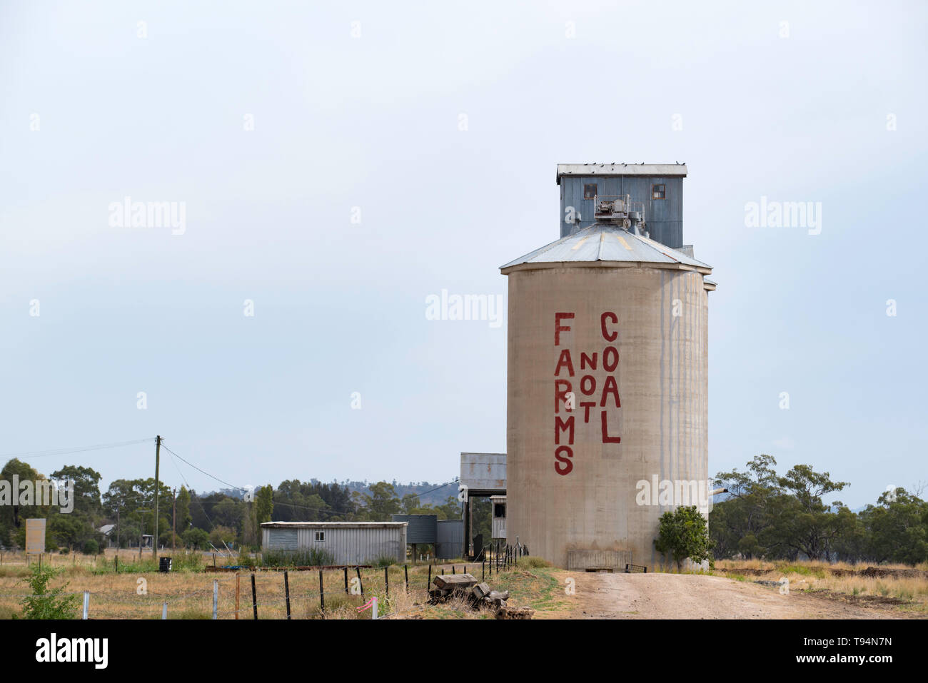 Ein Farmen nicht Kohle Protest anmelden in großen Buchstaben wird auf die Seite eines in Privatbesitz befindlichen Getreidesilo in der Nähe im Outback im Norden Westen von New South Wales lackiert Stockfoto