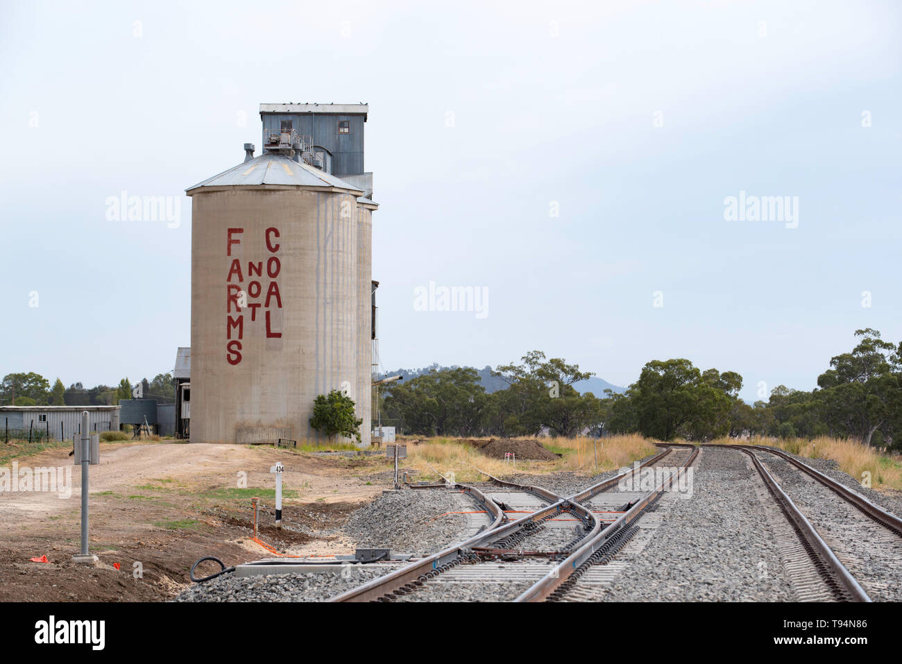 Ein Farmen nicht Kohle Protest anmelden in großen Buchstaben wird auf die Seite eines in Privatbesitz befindlichen Getreidesilo in der Nähe im Outback im Norden Westen von New South Wales lackiert Stockfoto