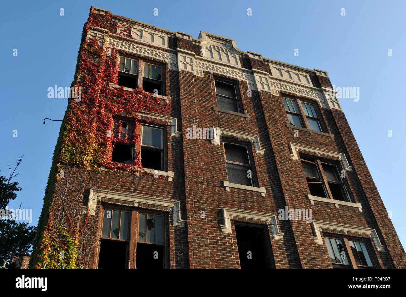 Eine verlassene, leerstehende Gebäude, mit vielen seiner Fenster zerbrochen, ist abgebildet in Detroit, Michigan. Stockfoto