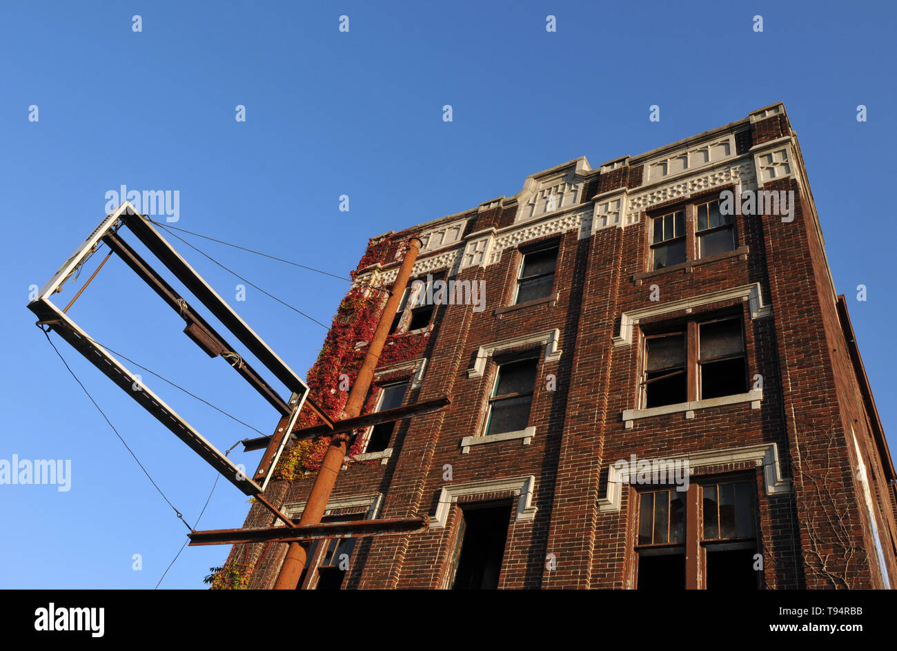 Eine verlassene, leerstehende Gebäude, mit vielen seiner Fenster zerbrochen, ist abgebildet in Detroit, Michigan. Stockfoto