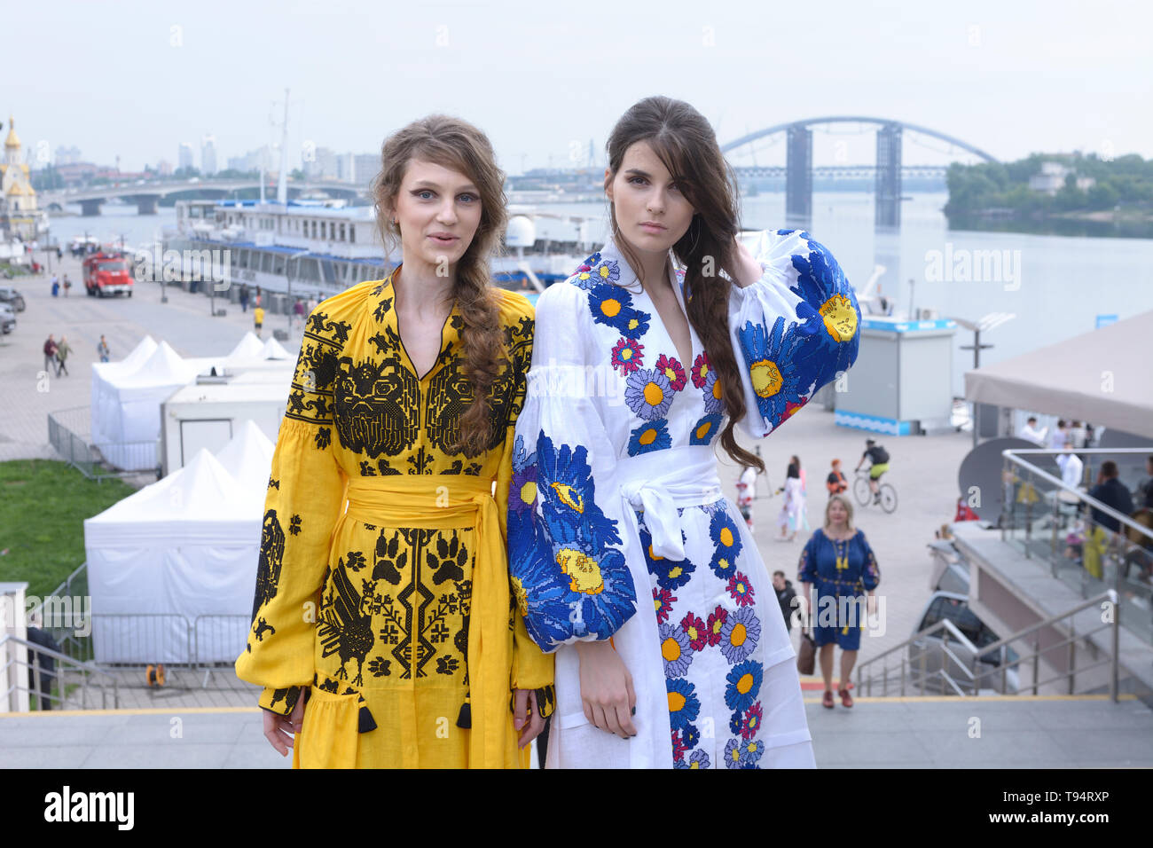 Mädchen, die in der ukrainischen bestickte Hemden stehen. Bestickte shirt Tag. Mai 16, 2019. Kiew, Ukraine Stockfoto