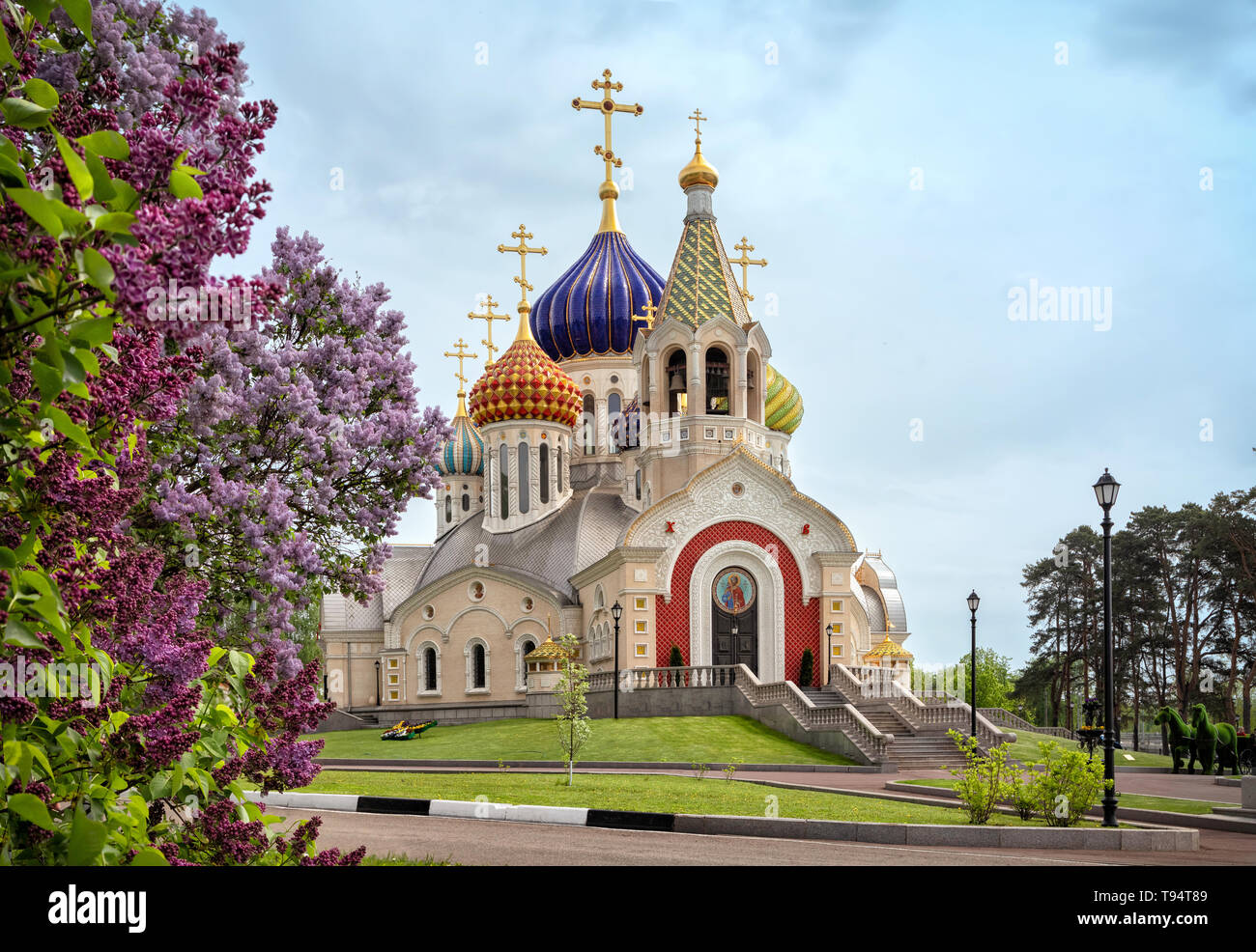 Novo-Peredelkino Kirche mit den Blumen Flieder im Vordergrund, Moskau, Russland Stockfoto