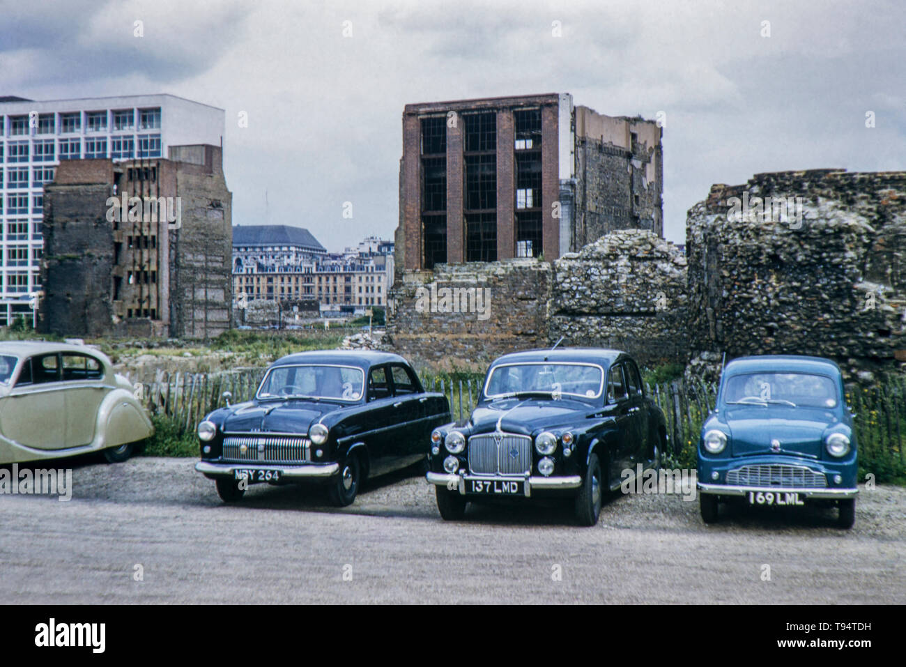 WWII Bombe beschädigte Gebäude am südlichen Ufer entlang der Themse im Zentrum von London. Die Kraftfahrer über den Tag nutzen, um ihre Autos zu parken, während der späten 50er oder frühen 60s Stockfoto