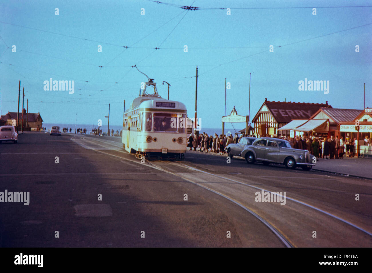 Single Deck Blackpool Tram auf dem Weg zum South Promenade über dem Strand. Bild, März 1956. Stockfoto