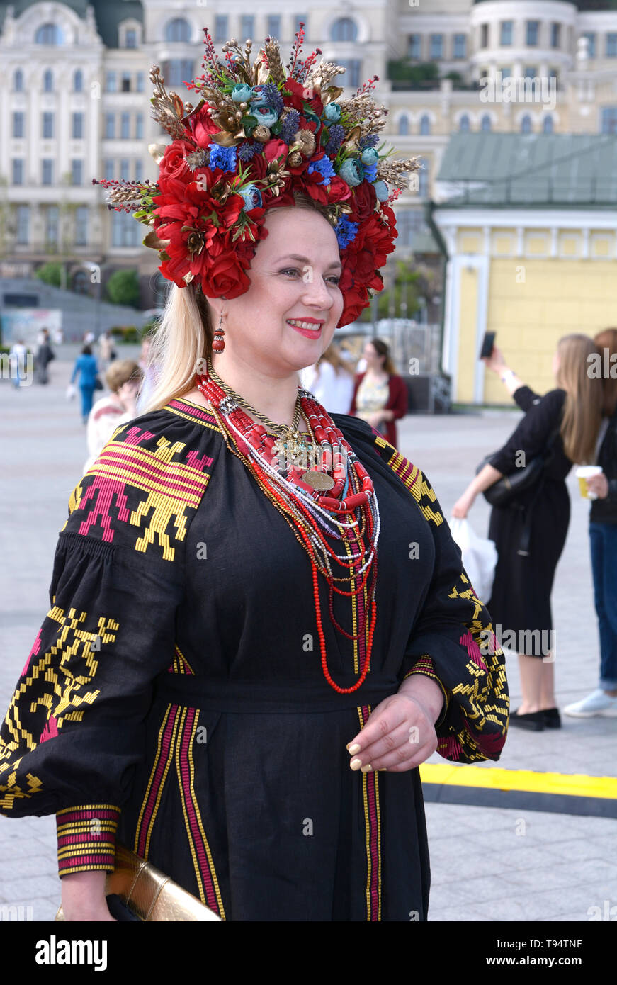 Frau, die in der ukrainischen bestickt Shirt und native Rot stirnreif von Blumen stehen. Bestickte shirt Tag. Mai 16, 2019. Kiew, Ukraine Stockfoto