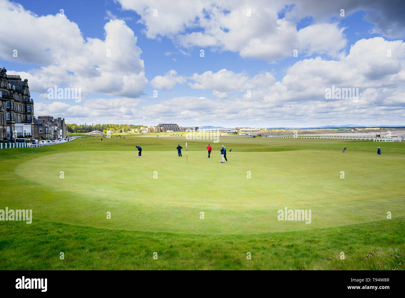 Golfer spielen die 18 an der königlichen und alten Golf Club von St. Andrews in Schottland, Großbritannien. Der Club, eine der ältesten und bekanntesten in der Welt Stockfoto