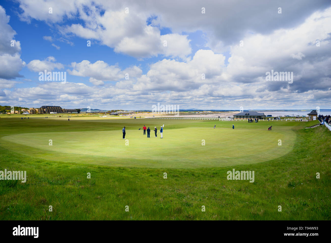 Golfer spielen die 18 an der königlichen und alten Golf Club von St. Andrews in Schottland, Großbritannien. Der Club, eine der ältesten und bekanntesten in der Welt Stockfoto