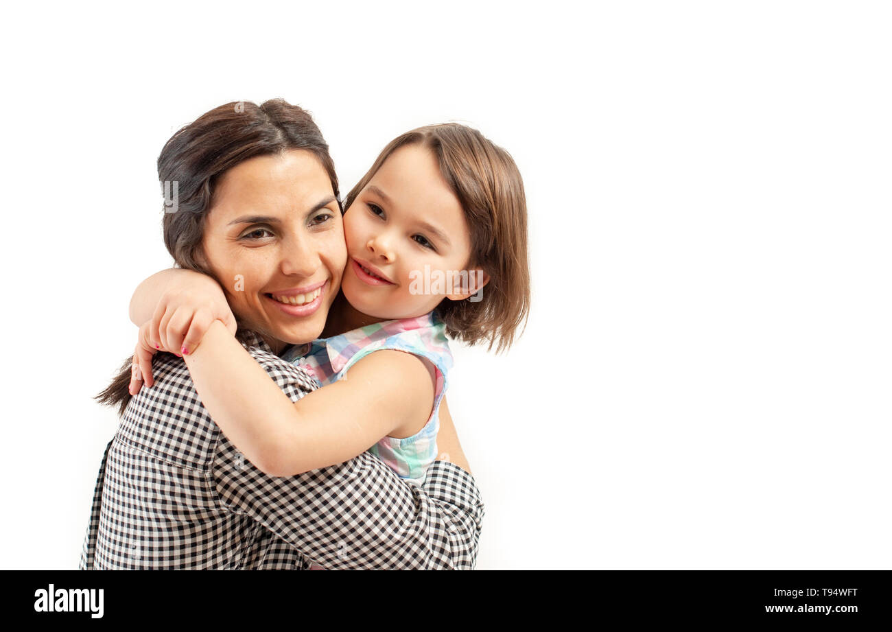 Portrait von glückliche Tochter umarmt ihre Mutter, auf weißem Hintergrund Stockfoto