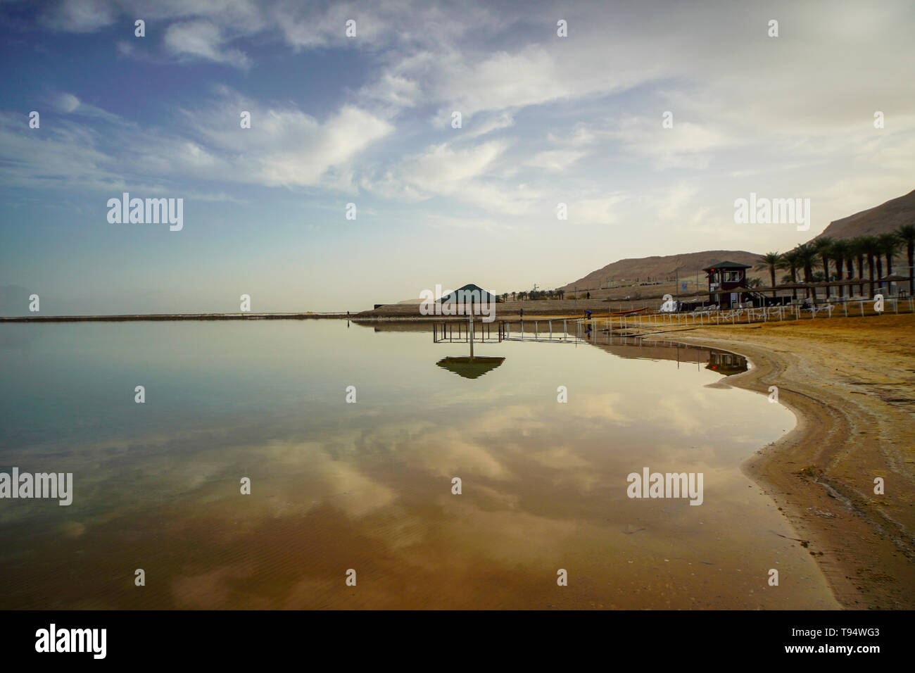 Resort Strand und dramatischen Himmel am Toten Meer, Israel Stockfoto