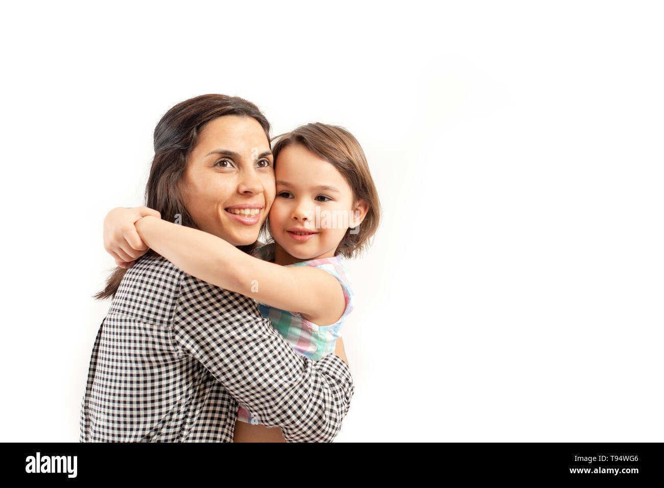 Portrait von glückliche Tochter umarmt ihre Mutter, auf weißem Hintergrund Stockfoto