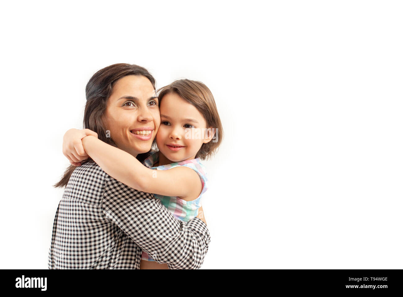 Portrait von glückliche Tochter umarmt ihre Mutter, auf weißem Hintergrund Stockfoto