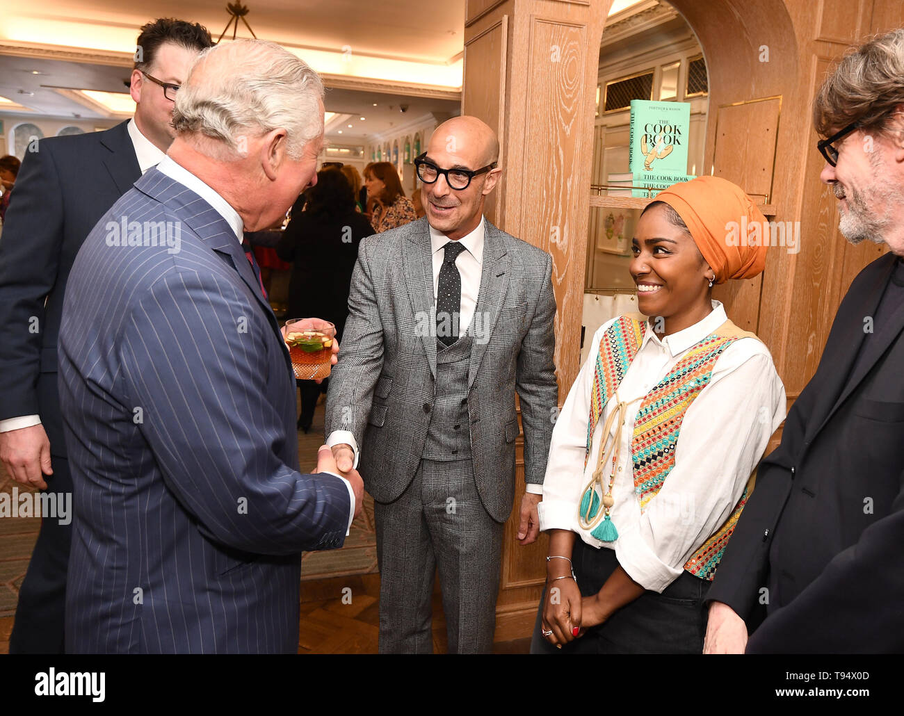 Der Prinz von Wales schüttelt Hände mit Stanley Tucci, von nadiya Hussain bei der jährlichen Fortnum & Mason Essen und Trinken Preise bei Fortnum & Mason sah in Central London. Stockfoto