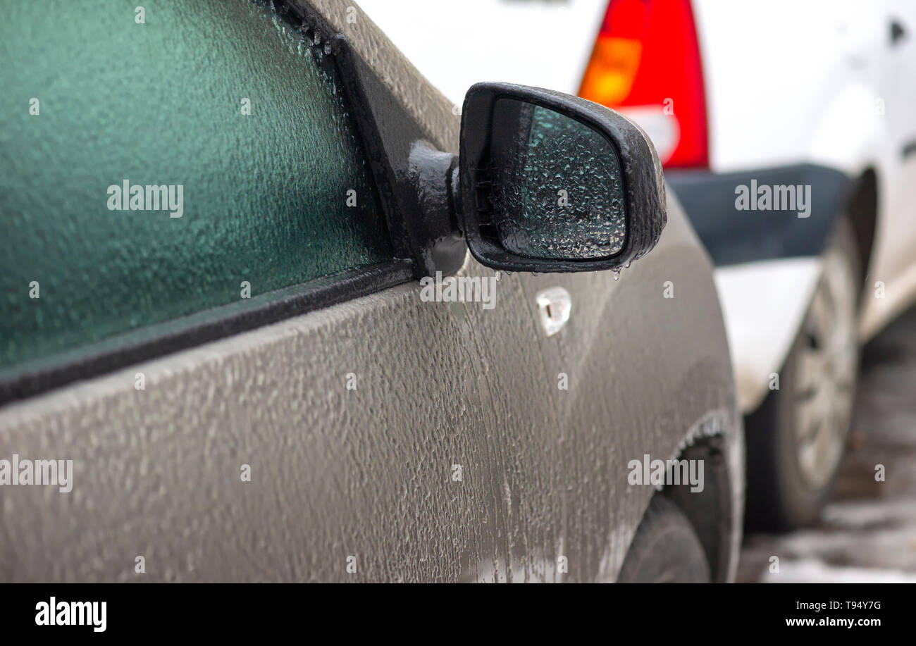 Autos bedeckt mit Eis nach Eisregen Stockfoto