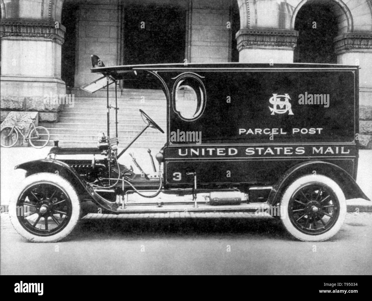 Neue White Motor Company Parcel Post mail Truck, 1914. Parcel Post ist ein Post für E-Mails, die zu schwer für die normale Briefpost. Es ist in der Regel langsamer als Briefpost. Die Entwicklung der Paketpost ist eng mit der Entwicklung des Eisenbahnnetzes ermöglichte, Pakete in loser Schüttung befördert werden verbunden, zu einem regelmäßigen Zeitplan und zu wirtschaftlichen Preisen. Stockfoto