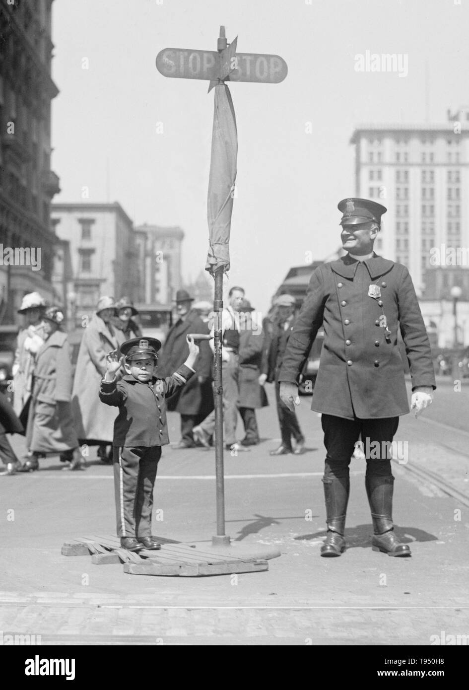 Mit dem Titel: "Julius Daranyi, Zwerg traffic Cop." Zwerg ist ein Begriff für eine Person von einem ungewöhnlich kurzen Statur, die von einigen als abwertend. Während nicht ein medizinischer Begriff, es hat für Personen, die von einem ungewöhnlich kurzen Statur angewendet worden, oft mit der medizinische Zustand Zwergwuchs, insbesondere verhältnismäßig Zwergwuchs. Haben Zwerge immer beliebter Entertainer. S. T. Stockfoto