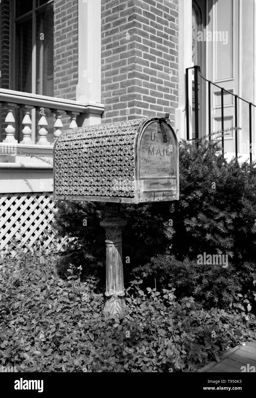 Mit dem Titel: "Ornamented Mailbox. Morris-Butler House, 1204 North Park Avenue, Indianapolis, Marion County, Indiana.' ein Briefkasten, Briefkasten, Schreiben, Brief, E-Mail oder Mailbox ist ein Behälter für den Empfang von eingehenden E-Mails an eine private Residenz oder Business. Für die Zwecke der Erhebung ausgehende E-Mail, Post Box wird in der Regel stattdessen verwendet. Bis 1916, in den Vereinigten Staaten, Postboten klopfte an die Tür und wartete geduldig auf jemand zu beantworten. Stockfoto