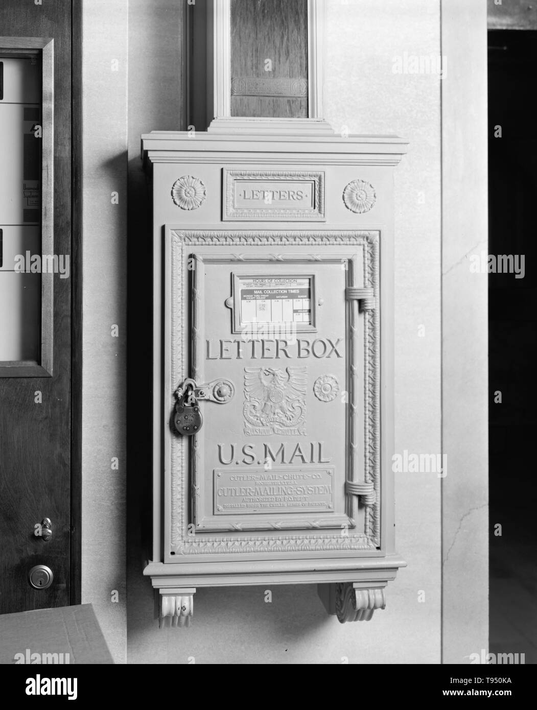 Titel: 'U.S. Mail Briefkasten im Aufzug Lobby auf der Ebene der Lobby an gewerbliche Nationalbank, 20 East Martin Straße, Raleigh, North Carolina." ein Briefkasten, auch als Sammelbox, Mailbox, Letter Box oder Drop Box bekannt ist ein physisches Gerät, in der die Mitglieder des öffentlichen ausgehende E-Mail wird für die Sammlung durch die Agenten der Postdienste in einem Land Service vorgesehen. Stockfoto