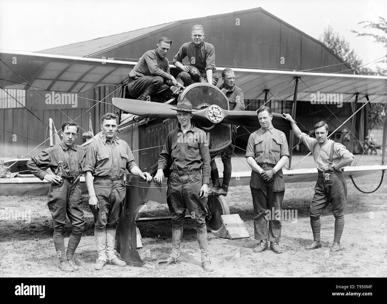 Titel: "Air Mail". Einweihung des Service, Polo Feld." Das erste US Air Mail Service geplant begann am 15. Mai 1918, mit sechs konvertierten United States Army Air Service Curtiss JN-4 HM "Jenny" doppeldecker durch Army Piloten unter dem Kommando von Major Ruben H. Flotte geflogen und auf der Route zwischen Washington D.C. (Washington Polo Grounds) und New York City (Belmont Park) mit Zwischenhalt in Philadelphia (Bustleton Feld). Stockfoto