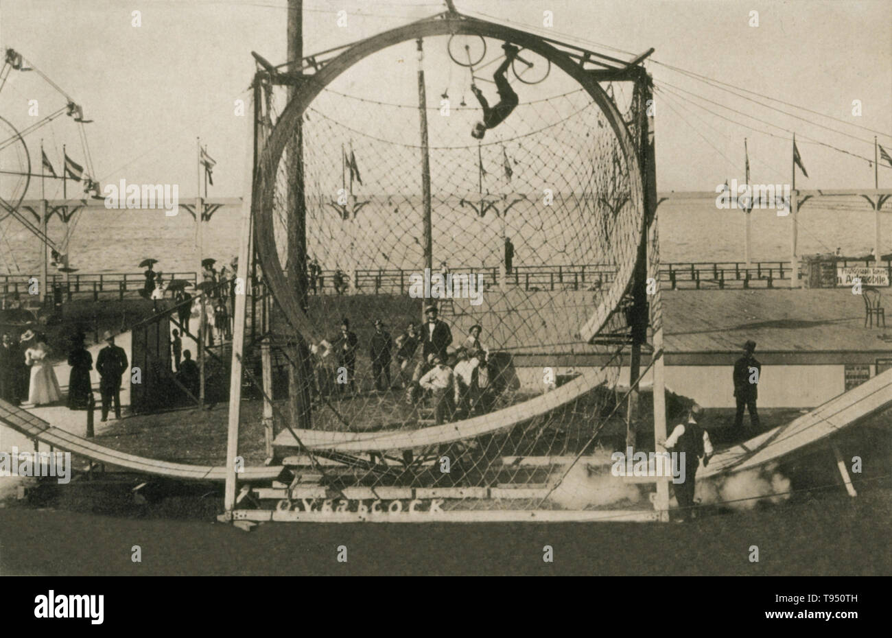 Mit dem Titel: "O.V. Babcock. Looping Todesfalle loop. Ontario Beach Park, N.Y." als "Coney Island von Western New York bekannt, 'Charlotte Ontario's Beach Park war ein beliebter Zeitvertreib im späten 19. und frühen 20. Jahrhundert. Die loop der Loop stunt durch ein Fahrrad Draufgänger, der ging durch den Namen Allo Diavolo erstellt wurde. Die loop der Loop stunt ein Reiter ein Fahrrad um eine große hölzerne Loop zu loop Apparate Fahrt durchführen. Einige würden die Schleife auf Rollschuhen durchführen und sogar im Auto. Stockfoto